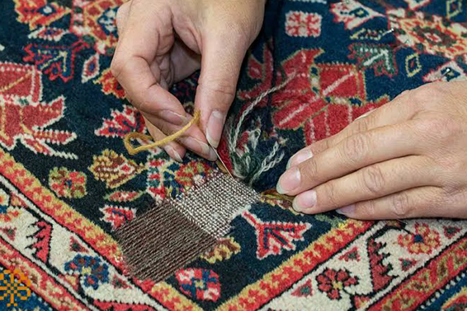آموزش مرحلهبهمرحله رفع سوختگی سطحی فرش با زغال